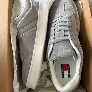 Brand new Tommy Jeans Greenwich suede sneakers in gray, men's size US 8